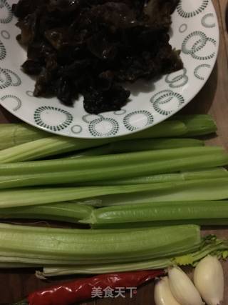 西芹炒木耳的做法步骤：1