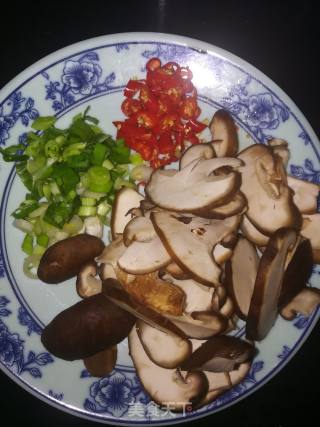 香菇豆腐煲的做法步骤：3