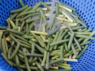 “妈妈的味道”火腿蒜薹干豆腐的做法步骤：2
