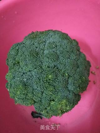 白灼西兰花的做法步骤：1
