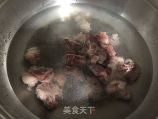 牛肉柿子汤的做法步骤：1