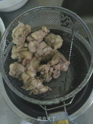 干烧青椒鸡腿肉的做法步骤：1
