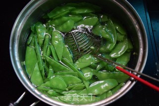 腊肠炒荷兰豆的做法步骤：4