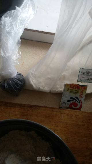 芝麻花卷的做法步骤：1