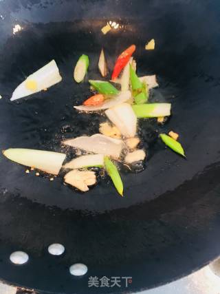 蒜苗炒鸭血的做法步骤：2