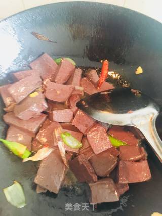 蒜苗炒鸭血的做法步骤：3