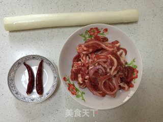 葱爆羊肉卷的做法步骤：1