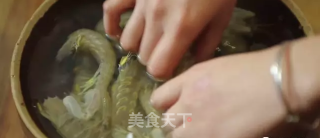 潮音潮人：潮汕生腌虾姑的做法步骤：1