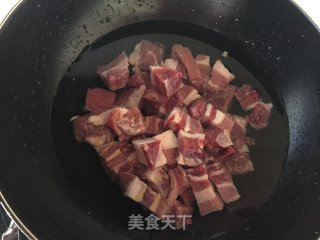 土豆炖牛腩的做法步骤：1