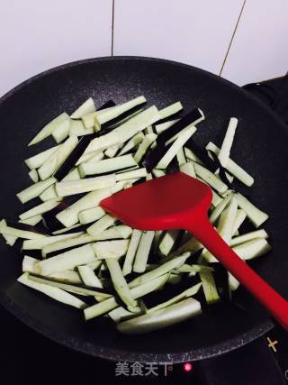 肉末酱香茄条的做法步骤：2