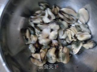 蒜蓉粉丝蒸淡菜干的做法步骤：2