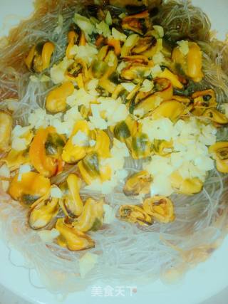 蒜蓉粉丝蒸淡菜干的做法步骤：9