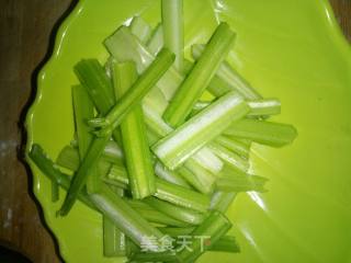 芹菜淡菜干炒面的做法步骤：1