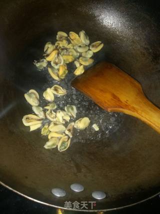 芹菜淡菜干炒面的做法步骤：4