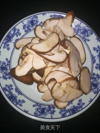 香菇炒青菜的做法步骤：2