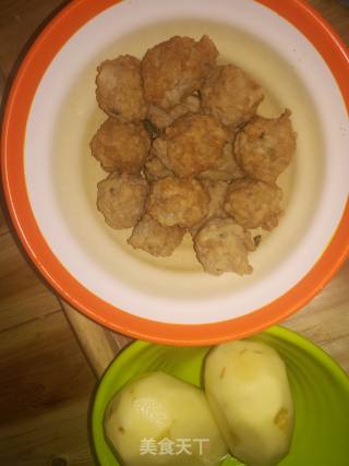 肉丸烧土豆的做法步骤：1