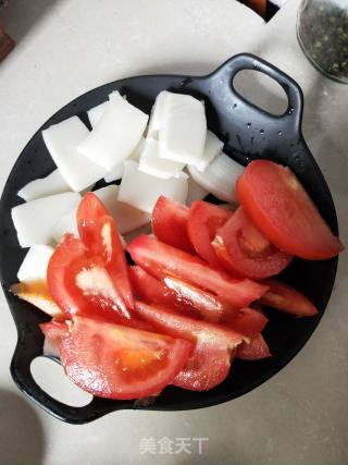 番茄年糕肉片汤的做法步骤：2