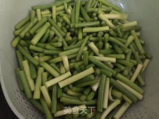腊味－蒜苔炒腊肠的做法步骤：2