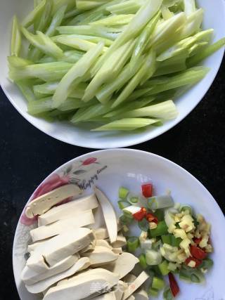 西芹豆干的做法步骤：2