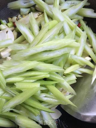 西芹豆干的做法步骤：4