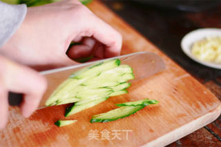每次大餐都一定会有凉拌海蜇的做法步骤：4