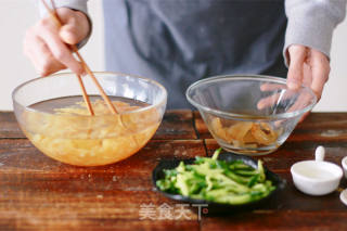 每次大餐都一定会有凉拌海蜇的做法步骤：5