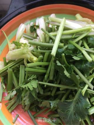 妈妈的味道～芫荽炒豆干的做法步骤：2