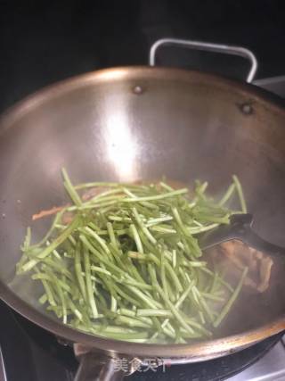 藜蒿炒腊肉的做法步骤：6