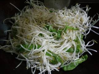 炒绿豆芽——妈妈的味道的做法步骤：2