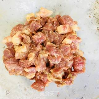 杂蔬炒肉粒的做法步骤：1