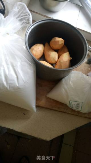 红薯芝麻糕的做法步骤：1