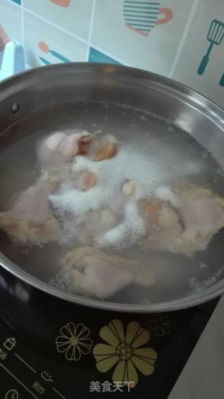 啤酒炖鸡翅的做法步骤：1