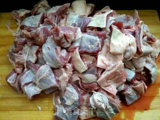 香辣牛肉宽面条的做法步骤：1