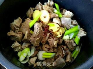 香辣牛肉宽面条的做法步骤：5