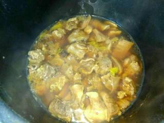 香辣牛肉宽面条的做法步骤：15