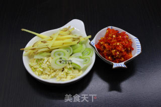 剁椒蒸金鲳鱼的做法步骤：4