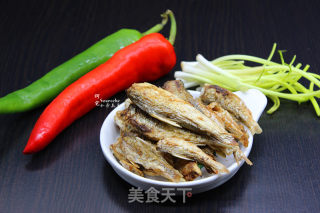 香辣河鱼干的做法步骤：1