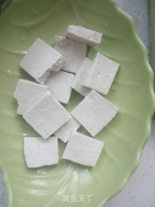 鸡腿菇炖豆腐的做法步骤：1
