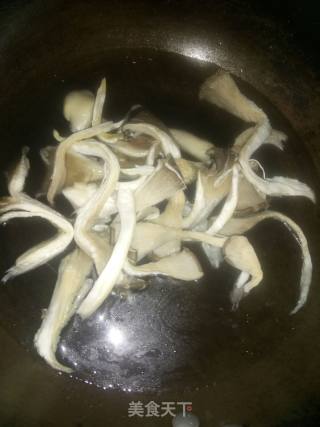 鸡腿菇炖豆腐的做法步骤：3