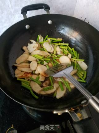 杏鲍菇炒蒜苔的做法步骤：5