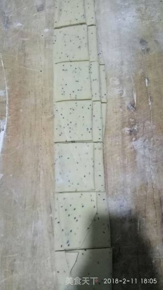 红薯黑芝麻炸果子的做法步骤：5