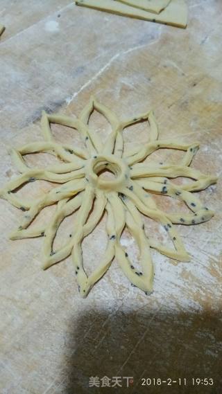 红薯黑芝麻炸果子的做法步骤：7