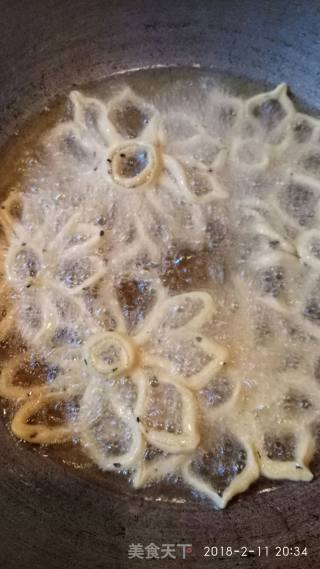 红薯黑芝麻炸果子的做法步骤：9