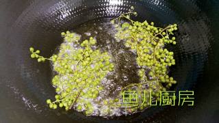 藤椒泡菜汁淋鳜鱼──“鱼儿厨房”私房菜的做法步骤：15