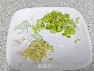 烤乳猪头烩酸菜的做法步骤：3
