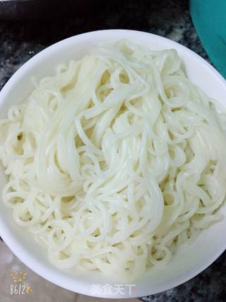 红糖鸡蛋姜汤面的做法步骤：1