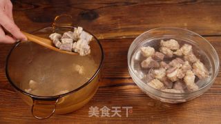 西梅花雕酒炖牛腩的做法步骤：1
