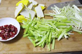 韭黄炒黄豆腐的做法步骤：2