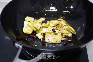 韭黄炒黄豆腐的做法步骤：5