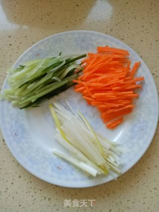 酱香肉丝的做法步骤：1